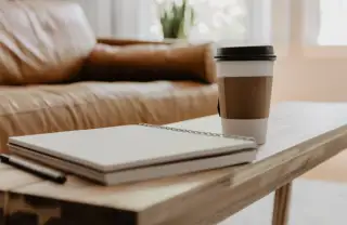 Istoria și avantajele măsuței de cafea în sufragerie