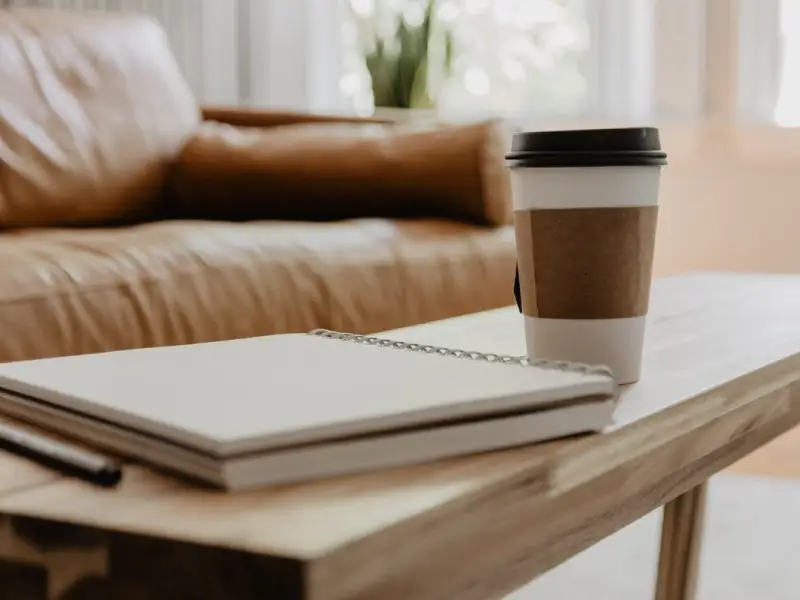 Istoria și avantajele măsuței de cafea în sufragerie