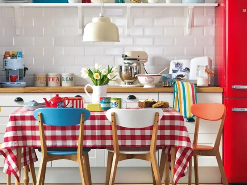 Bucura-te de o bucatarie calda si primitoare in alb si rosu