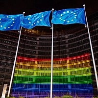Franța | Activist LGBT, lider al unei rețele de pedofili care abuza copii mici, inclusiv cu dizabilități. Monstrul se folosea de copii vulnerabili pe care îi lua în îngrijire