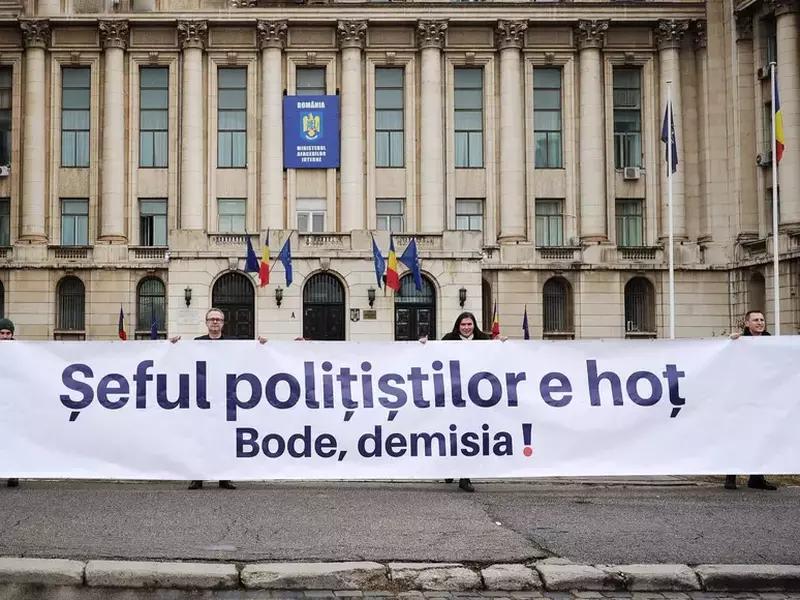 Protest în fața MAI și la Cotroceni. USR cere demiterea ministrului Lucian Bode, acuzat de plagiat