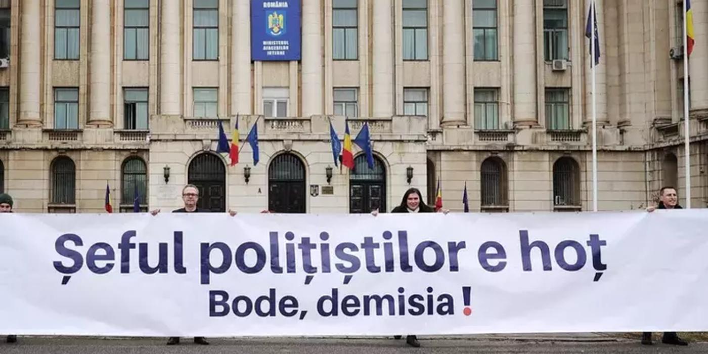 Protest în fața MAI și la Cotroceni. USR cere demiterea ministrului Lucian Bode, acuzat de plagiat