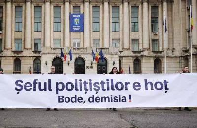 Protest în fața MAI și la Cotroceni. USR cere demiterea ministrului Lucian Bode, acuzat de plagiat