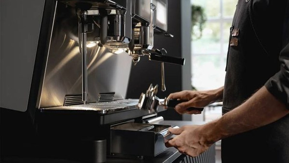 De ce espressorul profesional nu mai este un moft, ci o necesitate pentru orice afacere HoReCa