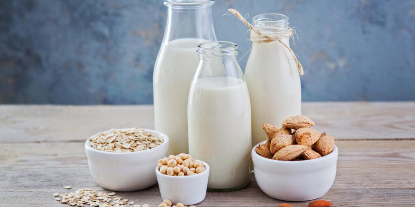 Laptele de migdale sau laptele de ovăz. Care dintre aceste două băuturi este mai sănătoasă