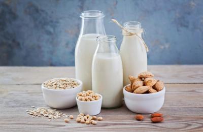 Laptele de migdale sau laptele de ovăz. Care dintre aceste două băuturi este mai sănătoasă