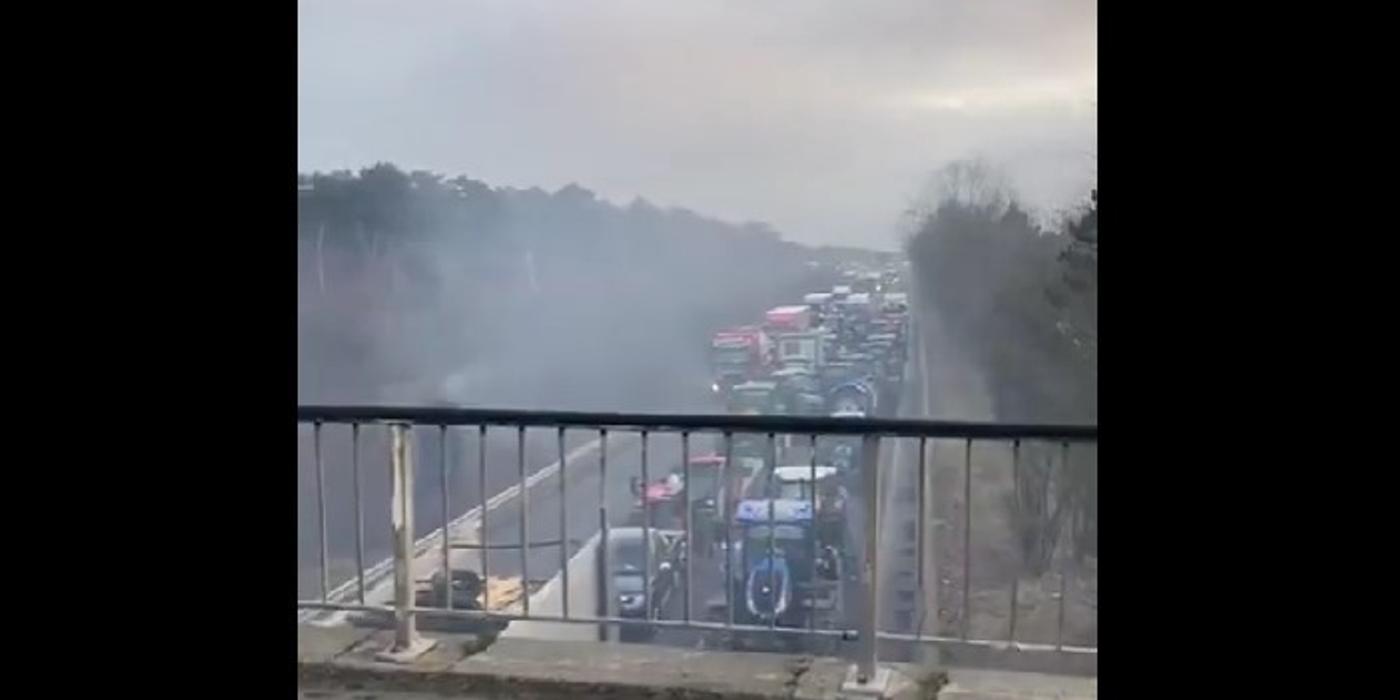 Fermierii polonezi vor să blocheze din nou frontiera cu Ucraina. Graniţa dintre Olanda şi Belgia a fost blocată vineri. Protestele cuprind şi Grecia. Agricultorii din Franţa pun capăt deocamdată acţiunii lor