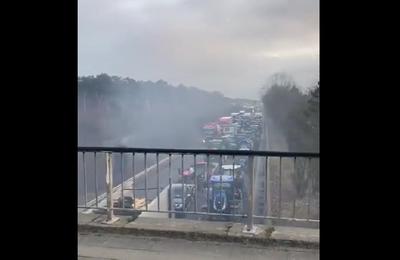 Fermierii polonezi vor să blocheze din nou frontiera cu Ucraina. Graniţa dintre Olanda şi Belgia a fost blocată vineri. Protestele cuprind şi Grecia. Agricultorii din Franţa pun capăt deocamdată acţiunii lor