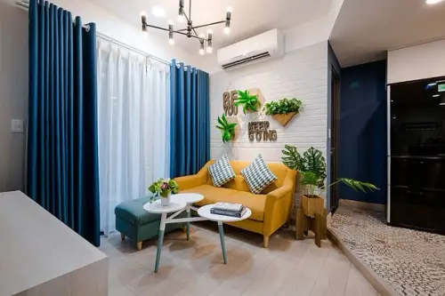 Un apartament de 3 camere vesel decorat cu albastru si galben