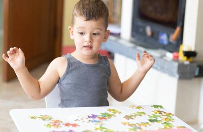 Cum pot contribui jucăriile la dezvoltarea cognitivă a unui copil cu autism