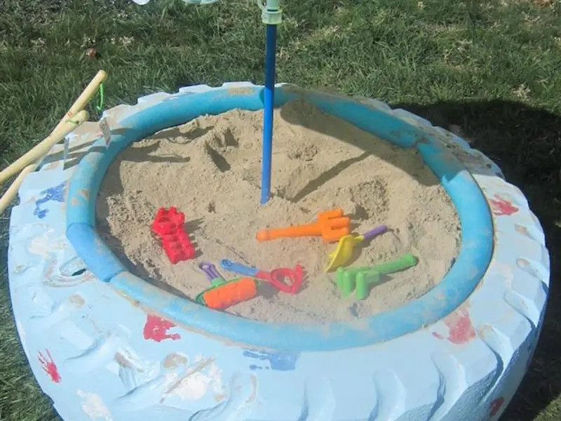 Loc de joaca pentru copii: groapa de nisip dintr-un cauciuc