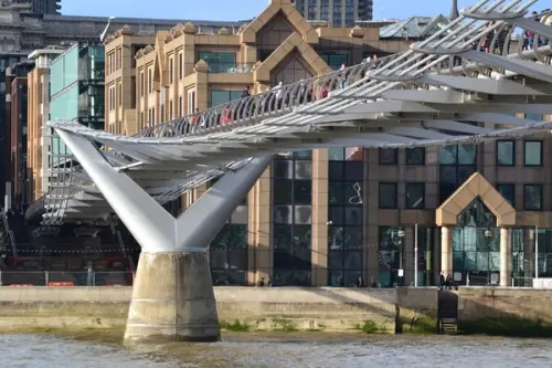 Norman Foster și povestea stilului său arhitectural