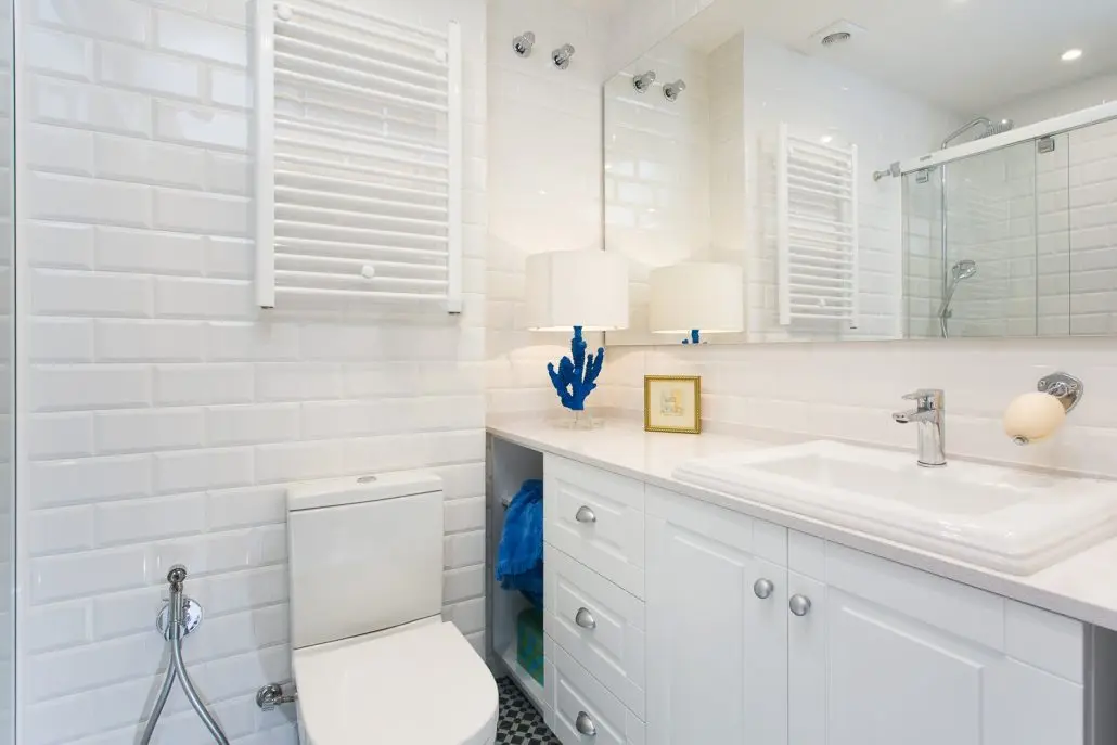 2 modele de bai modern amenajate