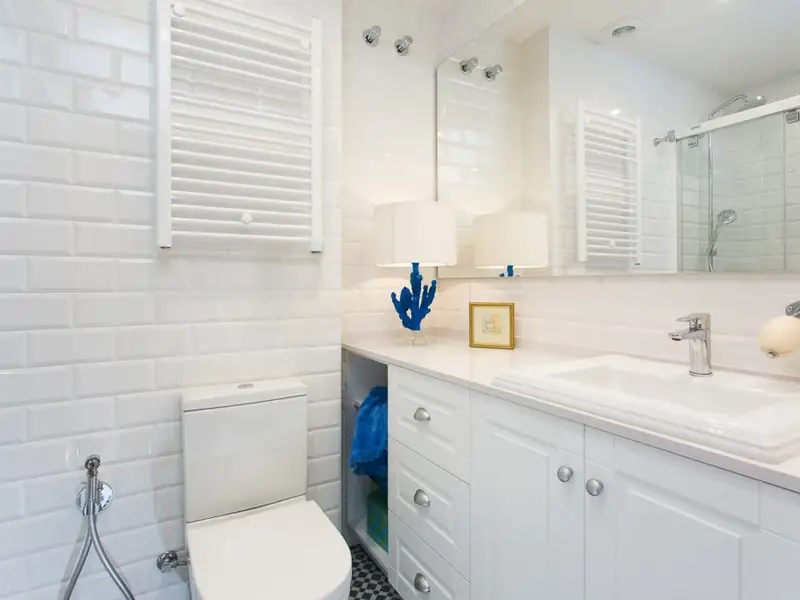 2 modele de bai modern amenajate