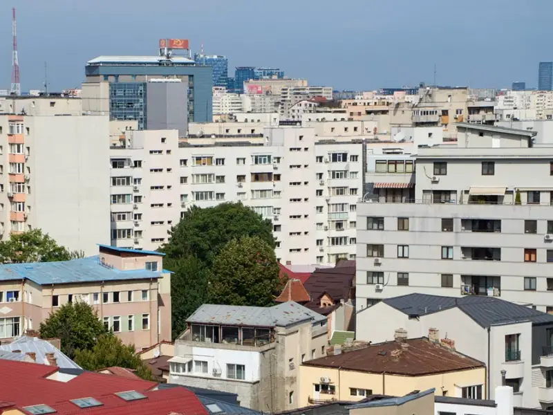 Investiția în imobiliare: Apartament în oraș sau casă la periferie? Ce variantă este mai profitabilă pe termen lung?