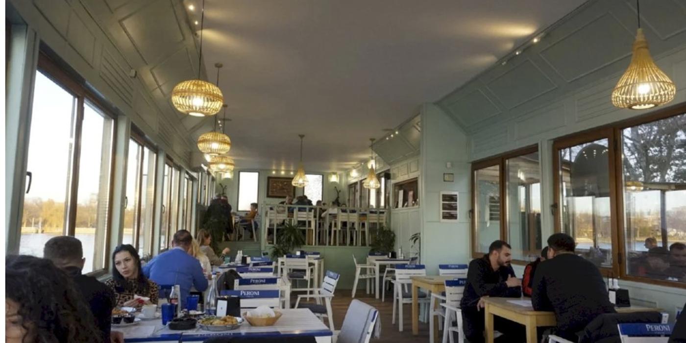 Numeroase nereguli descoperite de comisarii ANPC la Taverna Racilor din Herăstrău. S-a propus închiderea ei pentru 12 luni