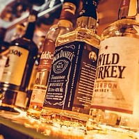 Alerta „Spirits România”: Paștele 2026, sub amenințarea alcoolului contrafăcut din cauza taxelor record