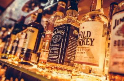 Alerta „Spirits România”: Paștele 2026, sub amenințarea alcoolului contrafăcut din cauza taxelor record