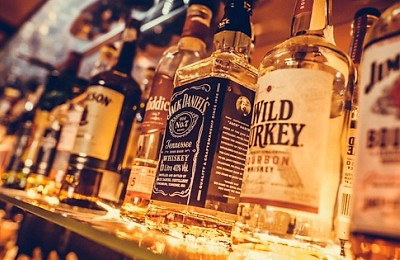 Alerta „Spirits România”: Paștele 2026, sub amenințarea alcoolului contrafăcut din cauza taxelor record