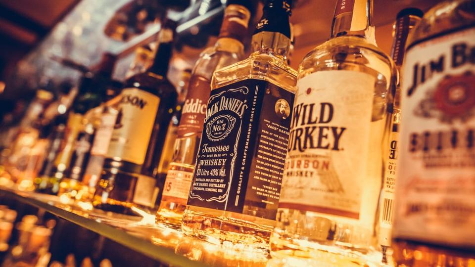 Alerta „Spirits România”: Paștele 2026, sub amenințarea alcoolului contrafăcut din cauza taxelor record