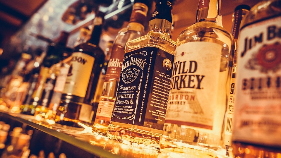 Alerta „Spirits România”: Paștele 2026, sub amenințarea alcoolului contrafăcut din cauza taxelor record