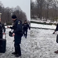 VIDEO | Instigatorul Adrian Băzăvan a vrut să se ducă iar să bage bățul prin gard, de data asta la miile de români care au sărbătorit Unirea Principatelor alături de Călin Georgescu. A fost săltat de jandarmi înainte de a-și duce la îndeplinire planul