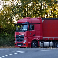 Un TIR ucrainean încărcat cu hexogen – explozibil mult mai puternic decât TNT – a trecut granița în România, a mers nestingherit prin țara noastră și alte două state NATO și nimeni nu l-a oprit. A fost depistat în Georgia, unde autoritățile se tem că explozibilul urma să fie folosit la un act terorist