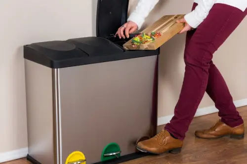 Cum să păstrezi curățenia în bucătărie: Rolul esențial al coșurilor de gunoi