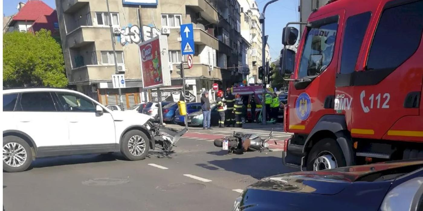 Un între o mașină și o motocicletă a avut loc în București, la intersecția dintre Pod Izvor și Splaiul Independenței