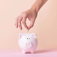 Rezoluțiile financiare ale românilor pentru 2026. 30% plănuiesc să economisească