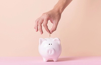 Rezoluțiile financiare ale românilor pentru 2026. 30% plănuiesc să economisească