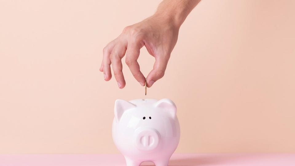 Rezoluțiile financiare ale românilor pentru 2026. 30% plănuiesc să economisească