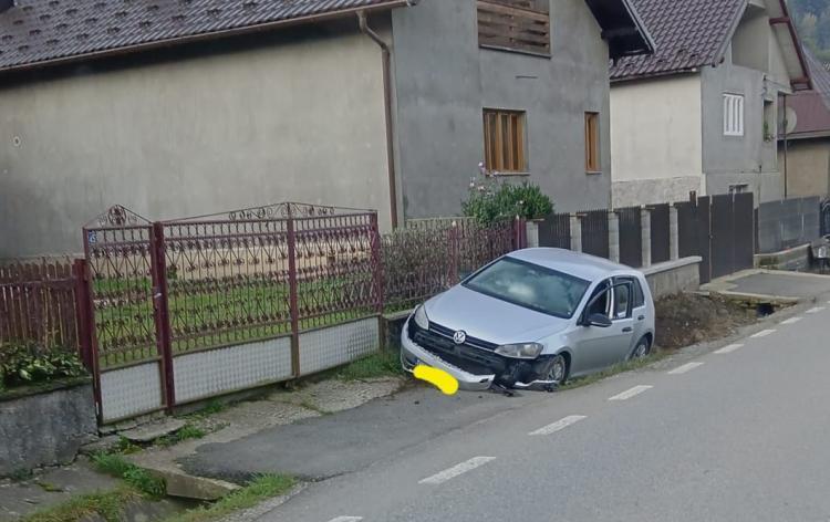 O mașină înmatriculată în județul Cluj, implicată azi-noapte într-un accident rutier, în comuna Romuli din Bistrița-Năsăud