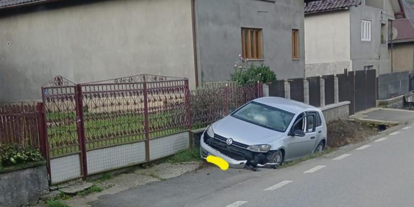O mașină înmatriculată în județul Cluj, implicată azi-noapte într-un accident rutier, în comuna Romuli din Bistrița-Năsăud