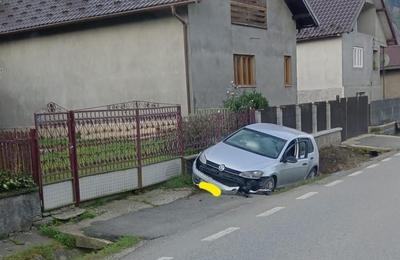 O mașină înmatriculată în județul Cluj, implicată azi-noapte într-un accident rutier, în comuna Romuli din Bistrița-Năsăud