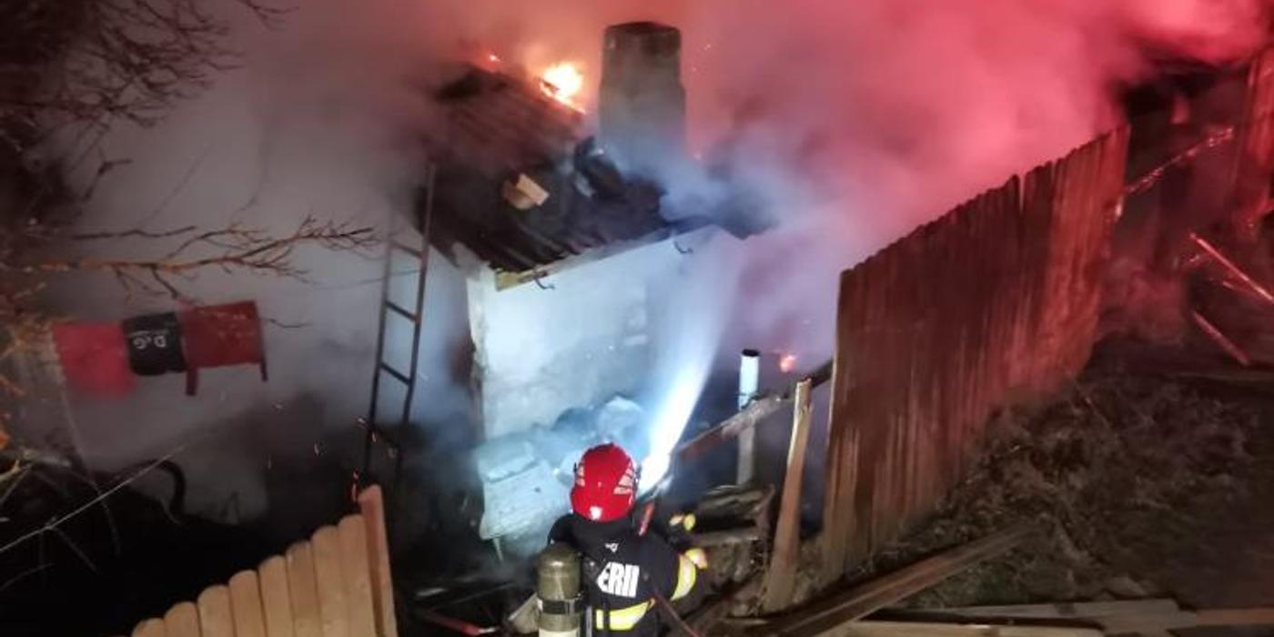 Incendiu, marți dimineața, la o casă din Valea Fânațelor