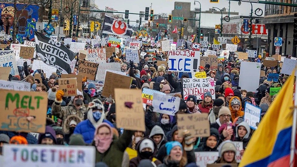 Demonstrații masive în Minneapolis după împușcarea fatală a unei femei de către un agent ICE: „Cerem dreptate pentru Renee”