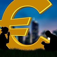 Curs valutar. Moneda națională scade din nou și pierde teren față de euro și dolarul american