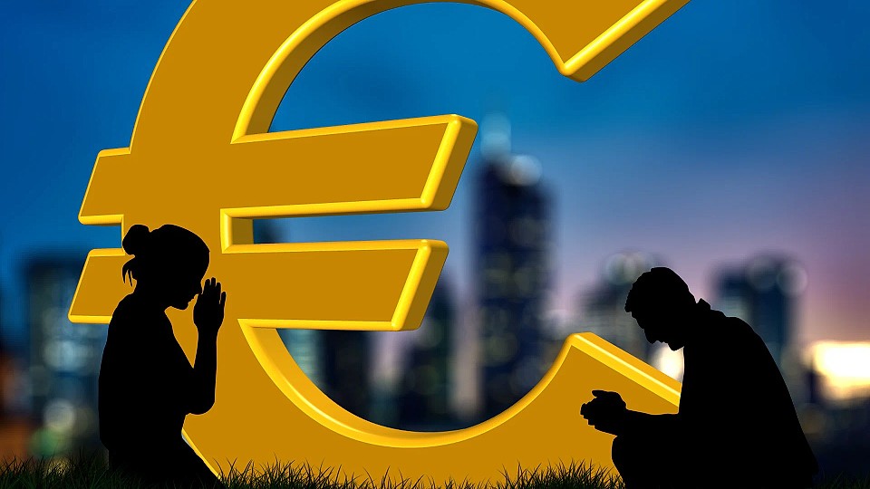 Curs valutar. Moneda națională scade din nou și pierde teren față de euro și dolarul american