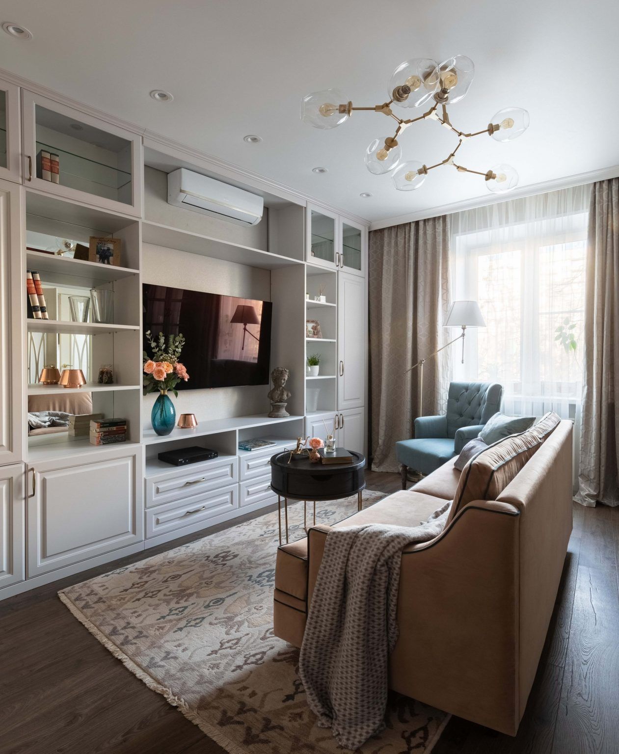 Apartament de patru camere amenajat modern pentru o familie cu 2 copii