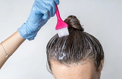 Cum să-ți colorezi părul natural fără să-l deteriorezi? Patru ingrediente din bucătărie care acoperă firele albe!