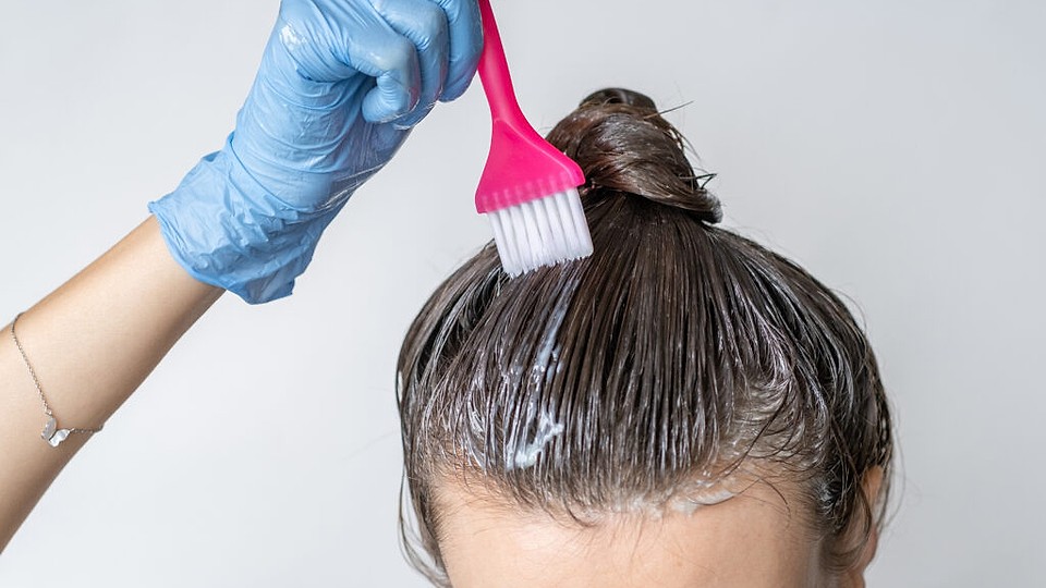 Cum să-ți colorezi părul natural fără să-l deteriorezi? Patru ingrediente din bucătărie care acoperă firele albe!