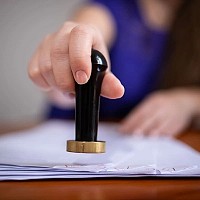 Diferența dintre un traducător autorizat și un traducător neautorizat: Ce trebuie să știi