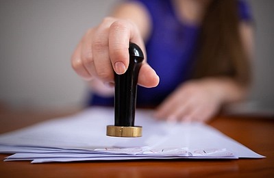Diferența dintre un traducător autorizat și un traducător neautorizat: Ce trebuie să știi