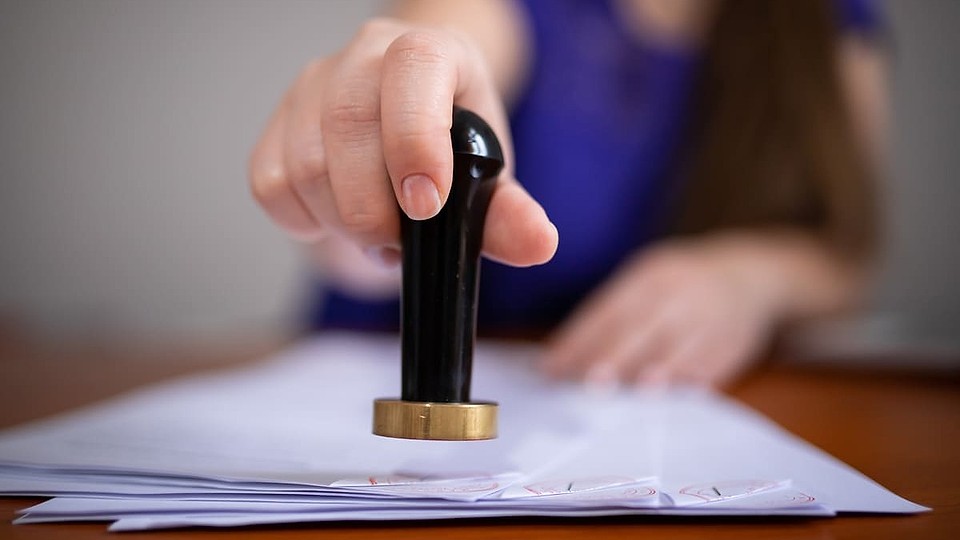 Diferența dintre un traducător autorizat și un traducător neautorizat: Ce trebuie să știi