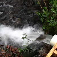 Acest barbat isi intretine intreaga casa prin energia obtinuta dintr-un parau!