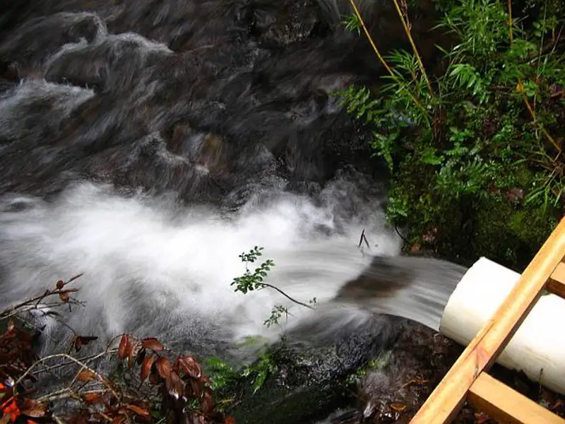 Acest barbat isi intretine intreaga casa prin energia obtinuta dintr-un parau!