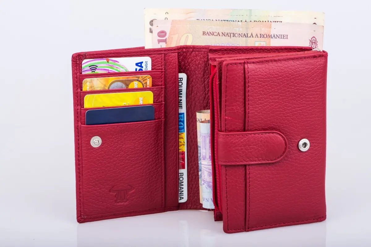 Accesorii clasice pentru femei: Eleganță în fiecare zi