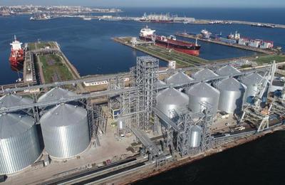 Reuters: O recoltă de cereale mai bună în România anul acesta poate limita spaţiul de manevră al Ucrainei în portul Constanţa