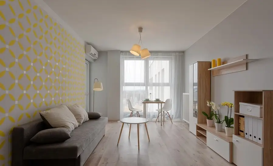 Decor cu galben intr-un apartament de 2 camere